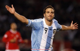 玩球直播-意甲足球队服设计演变及品牌合作